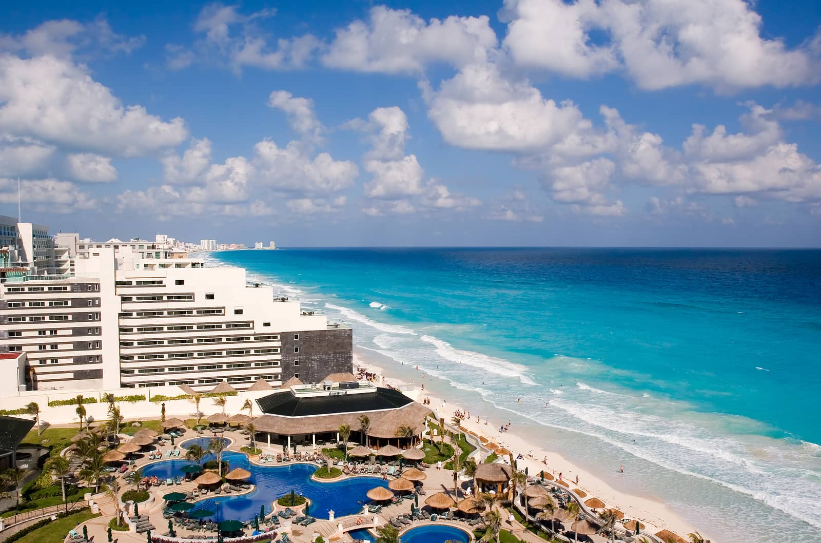 Playa de arena blanca y mar turquesa en Cancún